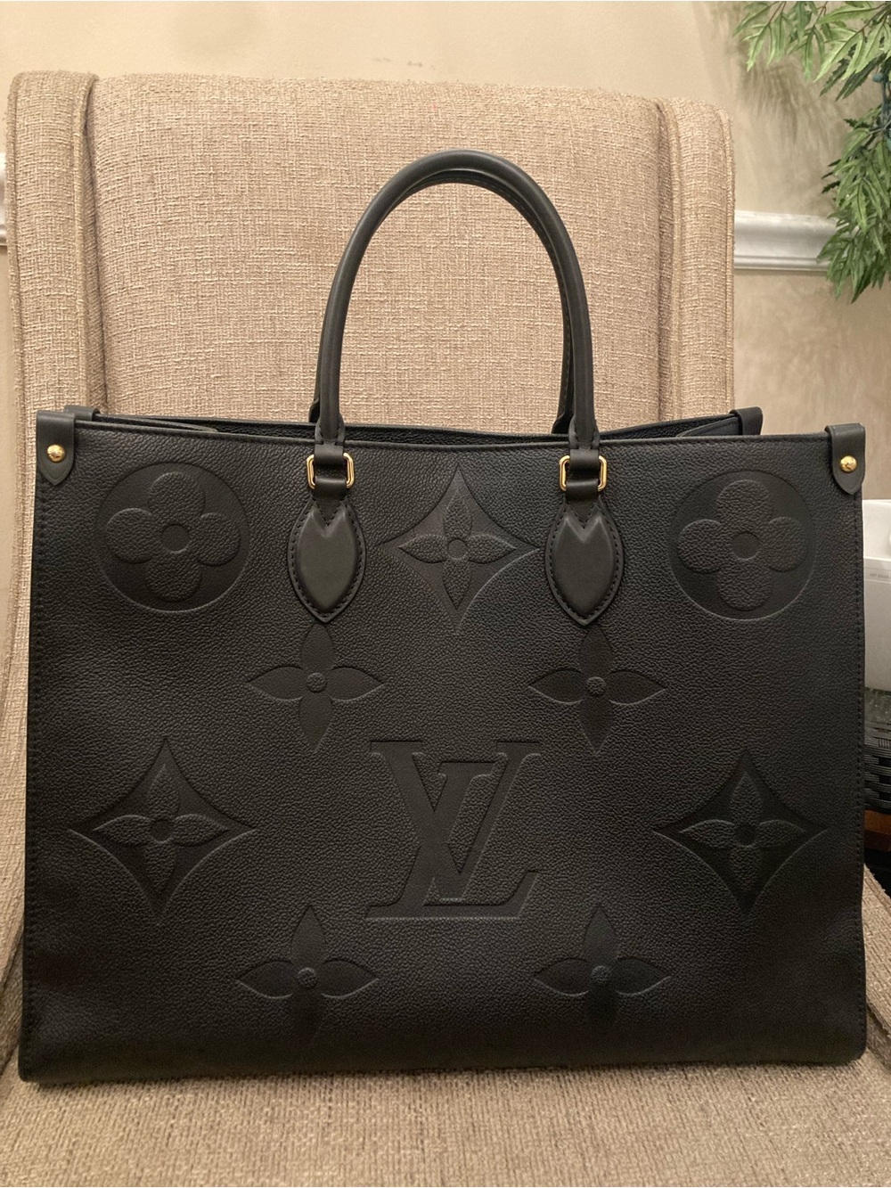 Louis Vuitton Black Embossed Monogram Onthego Tote - Picture 2 of 15